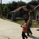 Satgas TMMD Unjuk Kebolehan Main Layang-Layang