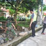 Polisi Bantu Satgas TMMD Ke-111 Jambe Buat Parit