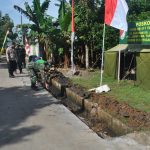 Satgas TMMD Ke-111 Jambe Berjibaku Bersihkan Lumpur Dari Parit