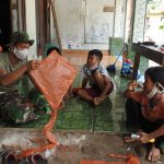 Satgas TMMD Tigaraksa Bantu Anak-anak Buat Layang-layang
