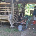 Anggota Satgas TMMD Ke 111 Jambe Membantu Warga Membersihkan Kandang Kambing