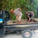 Gotong Royong Bersama Warga Anggota Satgas Menurunkan Pasir