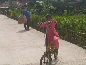 Anak-Anak, Bisa Bermain Sepeda Di Jalan Yang Sudah Bagus Tersebut
