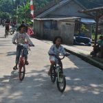 Anak – Anak Kampung Daraham Bermain Sepeda Di Jalan Yang Sudah Mulus