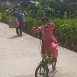 Satgas Tmmd dapat Pujian Dari Orang tua Anak -Anak, Karena Anaknya Bisa Bersepeda Di Jalan Baru