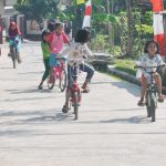 Kegembiraan Anak-Anak Jambe Bersepeda di Jalan Yang Sudah Di Betoniasi