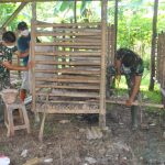 Anggota Satgas Membantu Warga Membuat Kandang kambing