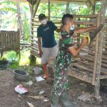 Pratu Irvan dan Prada Danang Terlihat Sangat Antusias Membantu Pak Pendi Membuat Kandang Kambing