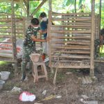Gotong Royong Dalam Pembuatan Kandang Ternak