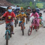 Bersepeda Sambil Menikmati Jalan Yang Sudah Mulus