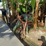 Dengan Alat Sederhana Anggota Satgas Dan Warga Tetap Bersemangat MEngerjakan Sasaran Fisik TMMD