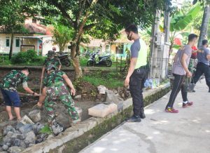 Sinergitas Anggota Satgas Dan Anggota Polresya Dalam Membuat Saluran Air