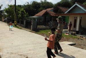 Disela-Sela Istirahat Sersan Satu Yunan Unjuk Kebolehan Bermain Layang-Layang Bersama Anak-Anak