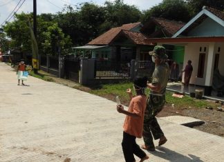 Disela-Sela Istirahat Sersan Satu Yunan Unjuk Kebolehan Bermain Layang-Layang Bersama Anak-Anak