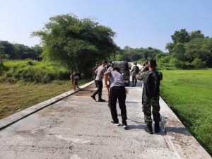 Sinergitas TNI-Polri Dan Masyarakat Bahu Membahu Membangun Jalan