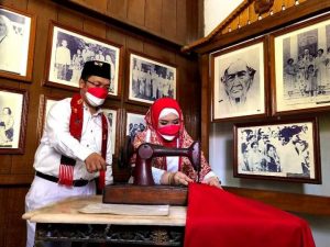 Peringati Hati Kemerdekaan ke-76 RI, Ketua PKK Mukomuko Jahit Bendera Merah Putih di Event Heroik
