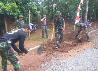 Satgas TMMD dan Warga Gotong Royong Lakukan Pengecoran Jalan