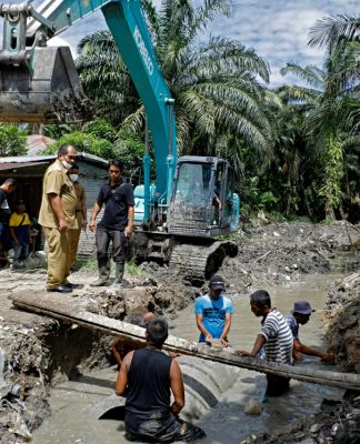 Wabup Asahan Tinjau Normalisasi Saluran Air Dan Pemasangan Bis Beton Parit Rodi di Desa Subur