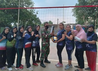 Genjot Semangat Olahraga, Satgas TMMD Serahkan Bantuan Bola dan Net Volli