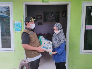 Wawalikota Bengkulu Dedy Turun Langsung Penyerahan Bantuan Beras PKHD Ke Rumah Warga