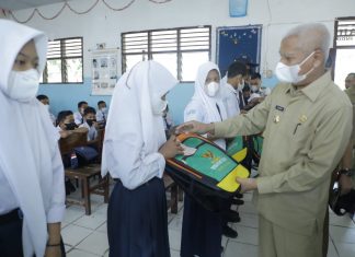 Bupati Asahan Serahkan Bantuan Baznas Kepada Siswa/Siswi Kurang Mampu
