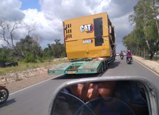 Bermuatan Mesin Raksasa, Truk Trailer Ini Melintas Tanpa Patwal Polisi Dari Tanjung Uncang Ke Sekupang