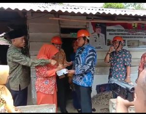 Peletakan Batu Pertama Program Bedah Rumah oleh Bupati BU, Ternyata Batu Terakhir