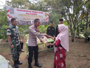 PSHT Wonotunggal Bagikan Ratusan Botol Minyak Goreng
