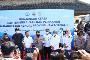 Menteri kelautan dan Perikanan RI Bersama Kapolda Jateng Berikan Bantuan ke Nelayan Terdampak Kenaikan BBM