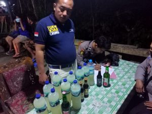 Gelar Razia Warung Remang Liku Sembilan, Polsek Taba Penanjung Amankan Puluhan Botol Miras
