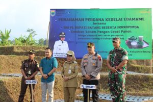 Dandim 0736/Batang Lakukan Penanaman Perdana Kedelai Edamame di Desa Tumbrep Bersama Forkopimda