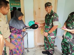 Dandim 0736/Batang Serahkan Kunci Rumah Ibu Sundari