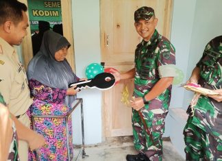 Dandim 0736/Batang Serahkan Kunci Rumah Ibu Sundari