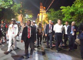 Kapolda Bali Terjun Langsung Kawal Pengamanan Presiden Prancis yang Jalan Kaki 2 Kilometer