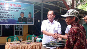 Tingkatkan Taraf Hidup Masyarakat, Ketua Komisi II DPRD Kota Bengkulu Beri Bantuan Bibit Lele