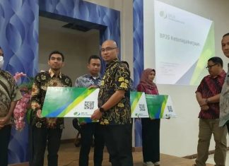Sosialisasi dan penyerahan kartu kepesertaan BPJS Ketenaga Kerjaan berupa JKK-JKM