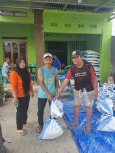 Kades Karang Anyar Bagikan Langsung Pupuk NPK ke 176 KK penerima Manfaat