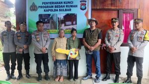 Direktur Pembinaan Masyarakat Polda Sulbar Serah terima Kunci Bedah Rumah