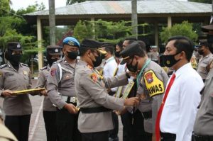 Kapolres Nganjuk Beri Penghargaan Kepada Anggota Yang Berprestasi di Tingkat Polres dan Polda Jawa Timur
