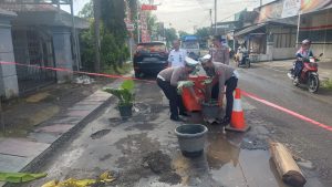 Respon Cepat Polres Blitar Kota Tanggapi Aduan Masyarakat Soal Jalan Berlubang yang Membahayakan