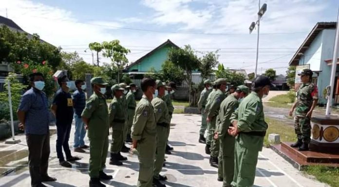 Tingkatkan Kapasitas, Babinsa Koramil 02 Jepon Latih Linmas di Desa Binaan