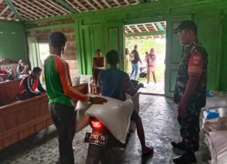 Babinsa Koramil Ngawen Melakukan Pengawasan Pendistribusian Pupuk Bersubsidi di Desa Srigading