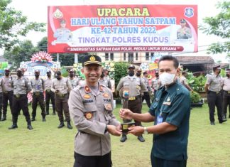 Polres Kudus Laksanakan Upacara Peringati (HUT) Satpam Ke-42 di Halaman Mapolres