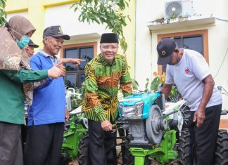 Gubernur Rohidin Serahkan Bantuan Alsintan Gratis untuk Petani Bengkulu Tengah