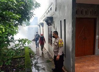 Cegah DBD, Bhabinkamtibmas Polsek Kangkung Dampingi Petugas Dinas Kesehatan Laksanakan Fogging