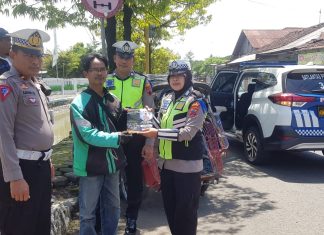Berbagi di Jumat Berkah Satlantas Polres Kendal Bagikan Ratusan Nasi Kotak