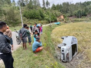Di Duga Hilang Kendali Sebuah Mini Bus Terjun Ke Sawah Di Lambanan Mamasa
