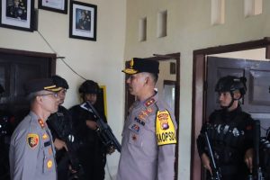Kapolres Mamasa dampingi Kapolda Sulbar Lakukan Pengecekan Personil Jelang Pilkades