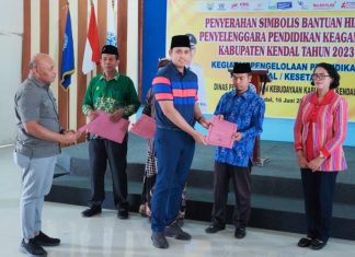 Bupati Kendal Serahkan Bantuan Hibah untuk Guru Keagamaan di Kendal