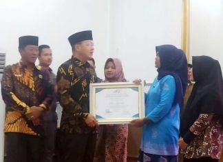 Gubernur Rohidin Beri Penghargaan OAES-KIM Pada 10 Wanita Hebat Se Provinsi Bengkulu